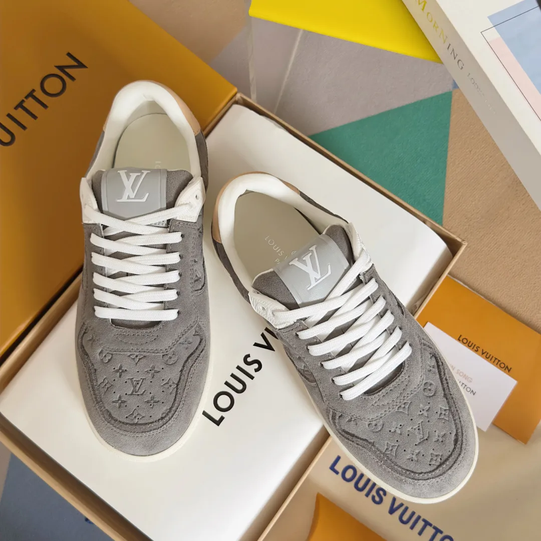 👟👟Ex-factory price 740👟👟 Top version LV Louis Vuitton L House Donkey Brand Stadium Series Casual Sports Shoes White Shoes Dexun Shoes Original purchase, development and production LV Stadium sports shoes are soft cow leather partially embossed with Monogram patterns, reproducing the retro design trend. Monogram canvas trim and toe perforations bring together exquisite details, the tongue is decorated with LV letter label, and the outsole depicts the Louis Vuitton logo. Exquisitely packaged at the delivery counter🛍📦 ▪️ Fabric: Original imported first-layer cowhide ▪️ Lining: Original imported soft sheepskin lining ▪️ Sole: Original open-molded non-slip rubber outsole ▪️ Bottom thickness: 3CM ▪️ Size: Women's 35-41